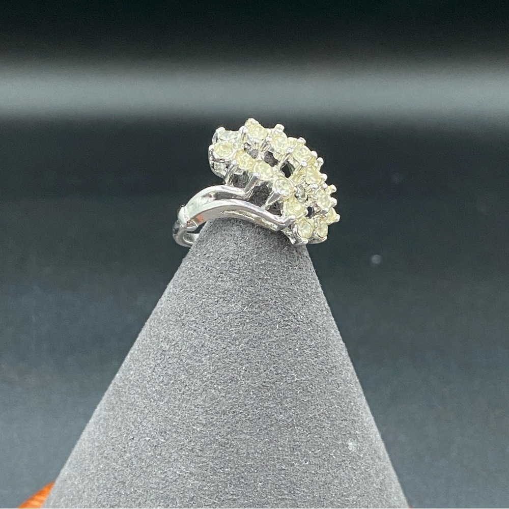 Vintage 18kt Rhodium Plated Tiered Cluster Ring with Clear Rhinestones